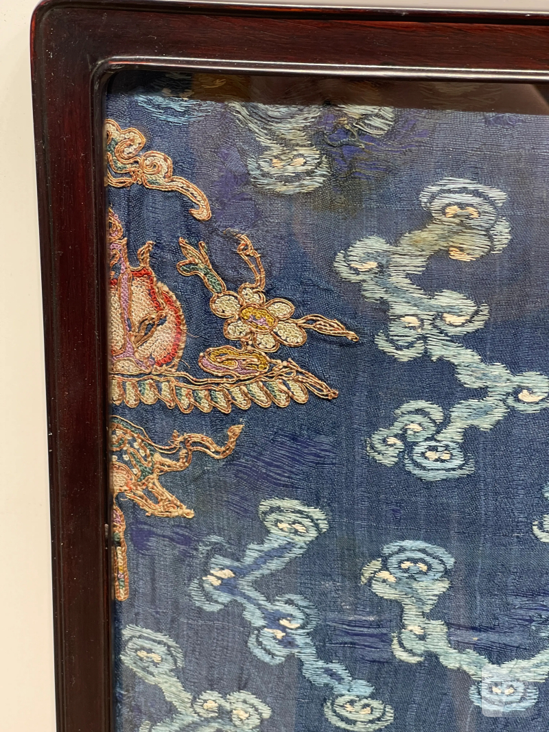 清中期 盘金绣海水江崖升龙纹袍料绣品一对 - 图12